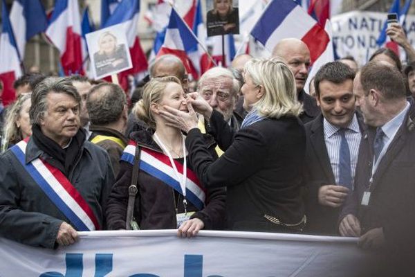 Les listes de Marion Maréchal Le Pen, Marine Le Pen et Florian Philippot pourraient l'emporter dans leurs trois régions respectives pour les élections régionales de 6 et 13 décembre 2015.
