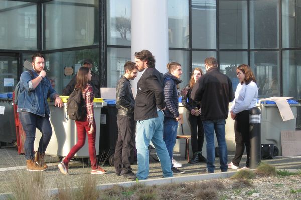 Une trentaine d'étudiants ont bloqué ce mardi l'entrée du Technoforum à La Rochelle