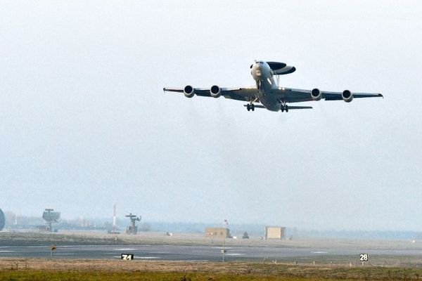 Un des quatre avions radar Awacs s'envolant de la base 702 d'Avord (Cher)