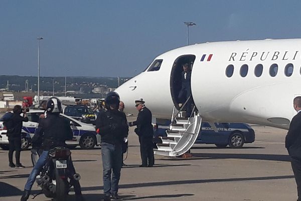 Emmanuel Macron à son arrivée à l'aéroport de Marseille-Provence