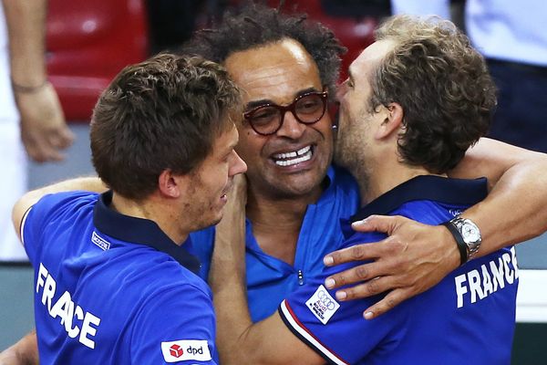 Le coach de l'équipe de France, Yannick Noah célèbre avec ses joueurs Nicolas Mahut et Julien Benneteau leur victoire en quart de finale face à la Grande-Bretagne, le 8 avril à Rouen. 