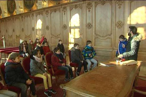 Un groupe d'élèves de CM1 CM2 de l'Ecole Elementaire Lyautey visitaient ce matin la Mairie de Caen