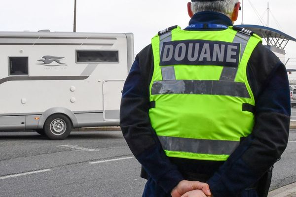 Jeudi 27 mai, les services des douanes de Clermont-Ferrand ont saisi 200 kg de cannabis sur l'A75, à Coudes, dans le Puy-de-Dôme. Photo d'illustration.