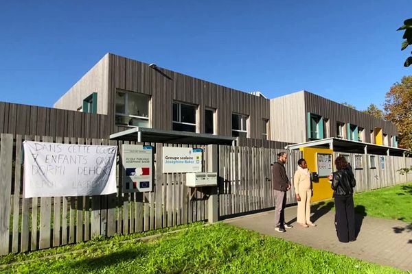 Des enseignants et des parents d'élèves demandent une solution de logement pérenne pour les enfants sans-abri scolarisés à l’école publique maternelle et primaire Joséphine-Baker.