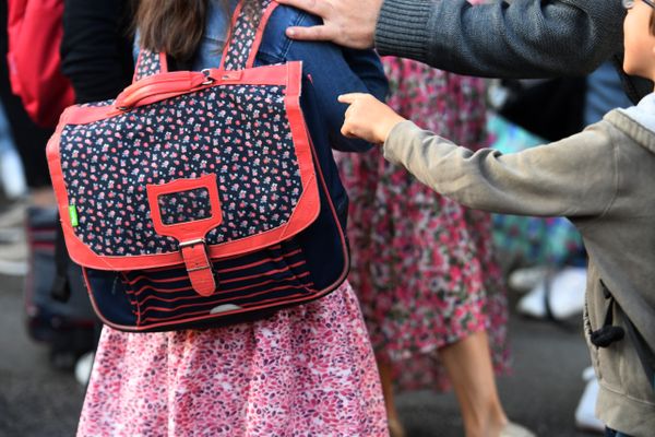 Pour aller à l'école, en France 220.000 enfants ont besoin d'être accompagnés par un AESH. 