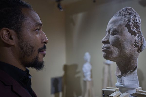 Depuis 1940, le Château royal de Blois conserve dans ses réserves un ensemble de 53 bustes moulés sur d'anciens captifs africains qui ont été pour la plupart mis en esclavage à l'Ile Maurice. Cette collection a été rassemblée dans cette île en 1846 par Eugène de Froberville dans le cadre de son "enquête ethnologique » sur l’Afrique orientale. L’exposition « Visages d’ancêtres. Retour à l’île Maurice pour la collection Froberville » présente pour la première fois cette collection remise en contexte grâce à des documents inédits.