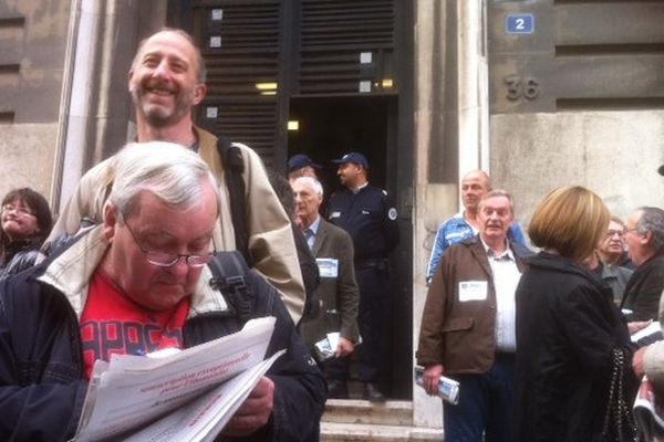 Attente des salariés de La Marseillaise devant le tribunal de commerce de Marseille.