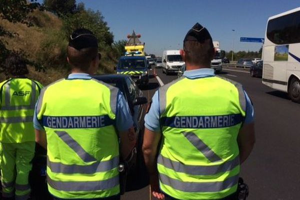 Les gendarmes du peloton autoroutier de Poussan sécurisent l'A9 après un accident survenu ce samedi près de l'aire de Fabrègues.