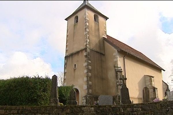 Fontenu, sa chapelle et ses ouailles inquiètes.