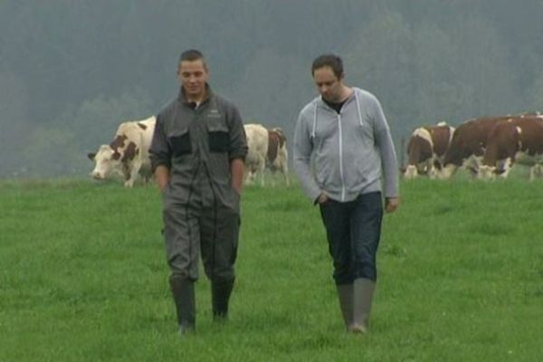 Notre reporter Clément Jeannin en pleine discussion avec Antoine, le petit frère de l'exploitation.