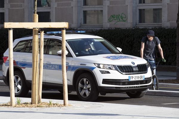 Les forces de l'ordre sont de plus en plus sollicitées à Grenoble pour contrôler le respect du confinement.