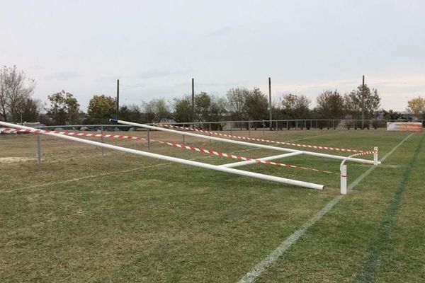 Les poteaux du club de rugby de Marsilly en Charente-Maritime sciés pendant la nuit.