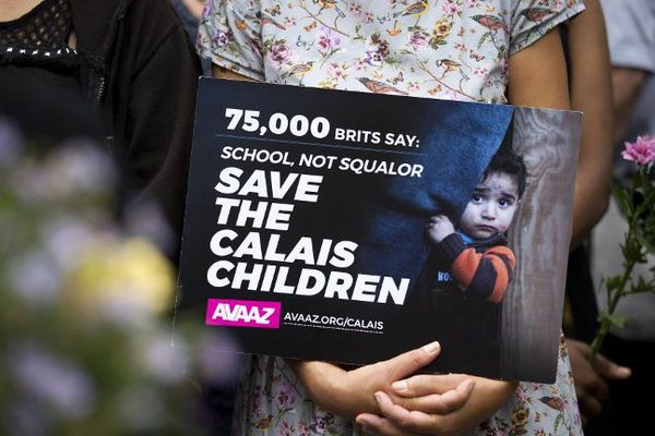 Une pétition pour la cause des enfants de la Jungle de Calais, ayant rassemblé 75 000 signatures de Britanniques, avait été remise début septembre au gouvernement anglais. 