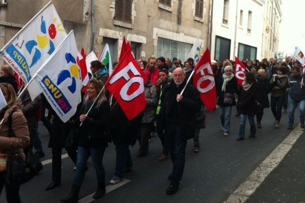 Manifestation des enseignants du primaire et de parents d'élèves dans le Loir-et-Cher contre la réforme des rythmes scolaires. Suivie à 66% selon les syndicats (Sud education- FO- CGT éducation- Snuipp Fsu)