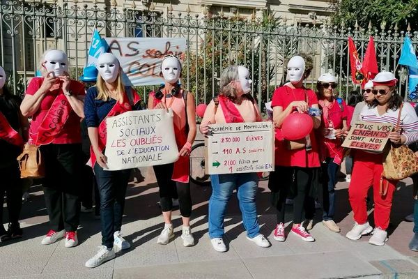 Les assistantes sociales scolaires manifestent à Montpellier, le 19 mars 2024.