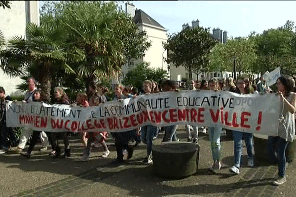 Près de 400 personnes ont manifesté lundi 11 mai pour défendre le collège Brizeux de Lorient