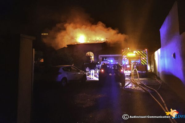 Un feu s'est déclaré lundi 4 novembre dans un immeuble du centre-ville à Nîmes. Il n'y a pas de blessés, mais par précaution, une famille a été évacuée.