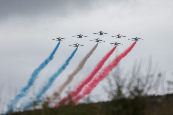 La Patrouille de France en approche de l'hôpital de Trévenans près de Belfort. 