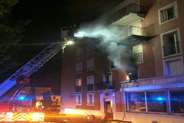 Les sapeurs-pompiers sont rapidement intervenus sur place pour éteindre l'incendie.