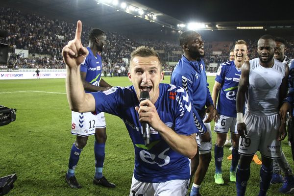 Dimitri Liénard, auteur d'un magnifique coup franc, lors de la victoire contre Lyon, le 12 mai 2018.