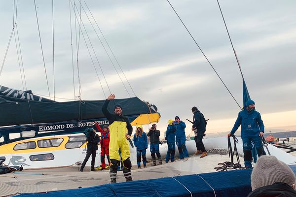 Charles Caudrelier salue le public à son arrivée quai Malbert à Brest, ce 27 février 2024