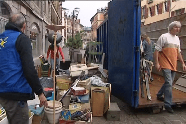 Opération déstockage dans les rues de Chambery. 