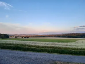 La plaine de l'Arize en Ariège bientôt concernée par une centrale photovoltaïque sur 40 hectares de terres agricoles.