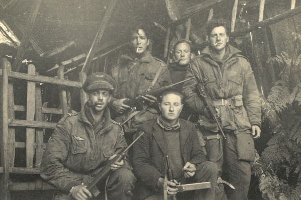 En juin 1944, parachutistes des SAS (Special Air Service) et maquisards des FFI (Forces françaises de l'Intérieur) ont travaillé ensemble pour freiner l'avancée des Allemands.