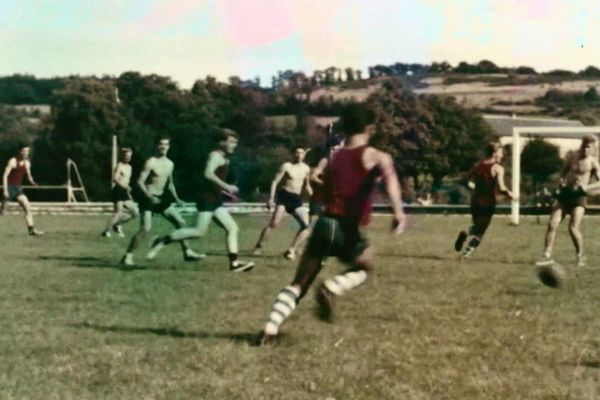 Dès la fin du XIXe siècle, avec l'obligation légale imposée par Camille Sée en 1880, le sport à l'école se pose comme un pilier de l'éducation.