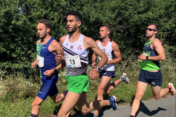 350 coureurs ont pris le départ des 10 kilomètres de Clairmarais, première course autorisée en France depuis le déconfinement. 