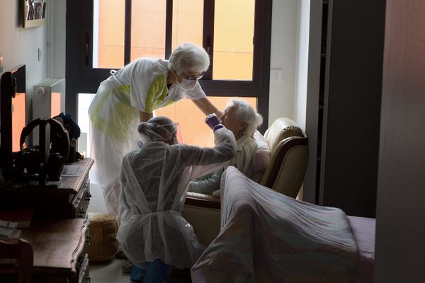 Image d'illustration: Des infirmières viennent faire le test Covid à tous les résidents d'une maison de retraite du sud de la France.