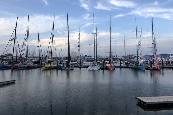 Les Imoca du Vendée Globe amarrés aux pontons de Port Olonna