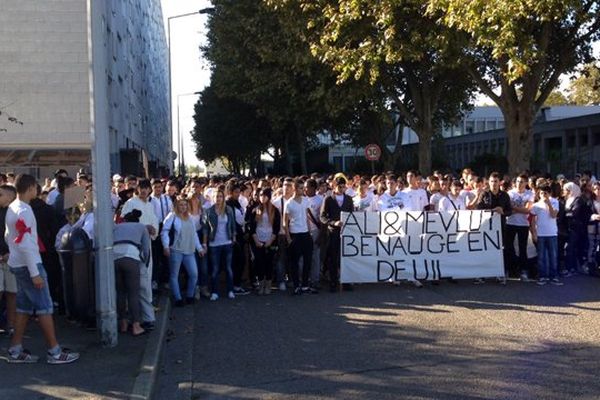 Les jeunes du quartier de La Benauge marchent en souvenir de leurs camarades