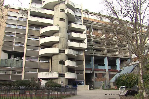 Plusieurs locataires du 16 rue de Constantine, à Grenoble (Isère), souhaitent alerter leur bailleur social sur des situations d'insalubrité.