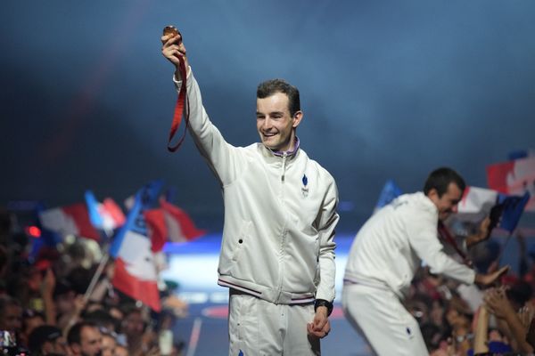 Alexandre Lloveras, paracycliste lyonnais médaillé de bronze, célèbre sa médaille au Club France le 7 septembre 2024.