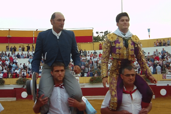 Francisco José Moriana Martinez, le mayoral de l'élevage de La Quinta et José Garrido, portés en triomphe à l'issue de la 2ème novillada d'Hagetmau 