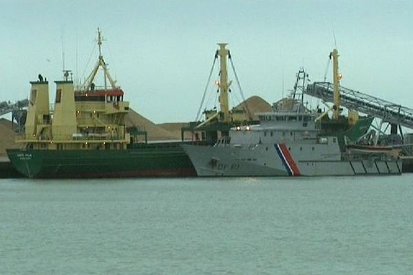 Le "Carib Palm", arraisonné dans le port de Boulogne-sur-Mer par un patrouilleur de la Douane