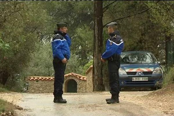 La maison est à 3 kilomètres du centre de Roquevaire, dans une zone boisée, au pied du massif du Garlaban. 