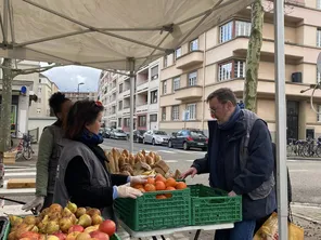 La tente des glaneurs est présente toute l'année à partir de 14h, au bout du marché du boulevard de la Marne