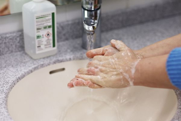 La fréquence du lavage des mains aurait baissé de 35% en France métropolitaine et 40% à Nantes