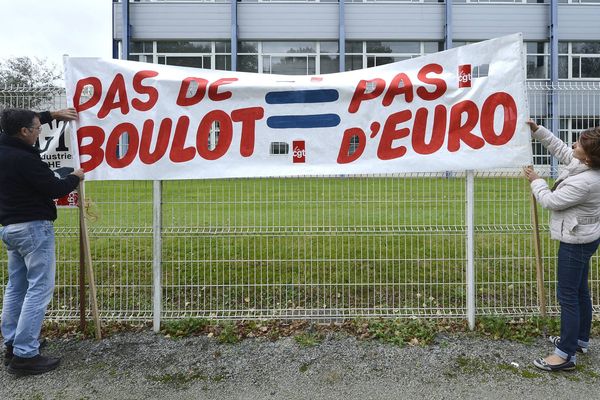 Devant l'usine FagorBrandt de La Roche-sur-Yon où les salariés sont en chômage technique jusqu'au 17 janvier 2014