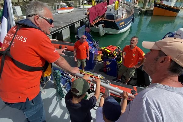 Les sauveteurs de la SNSM de Saint-Quay-Portrieux ont présenté leur matériel aux curieux lors des journées portes ouvertes de sauvetage en mer.