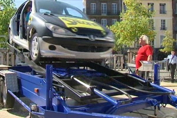 Sensibiliser les conducteurs de deux et quatre roues à la conduite hivernale, c'est le but de l'opération "Sécuriz'moi" qui a fait une halte d'une journée, samedi, place de Jaude à Clermont-Ferrand.