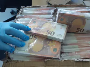 Les douaniers ont pu intercepter des colis contenants des faux billets à destination d'un particulier qui voulait s'en servir pour une vidéo TikTok.