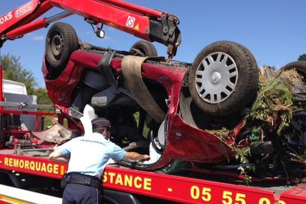 La voiture a fait plusieurs tonneaux sur l'autoroute