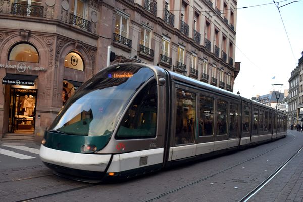 La ligne B du tramway strasbourgeois dessert l'est de Schiltigheim, mais pas l'ouest.