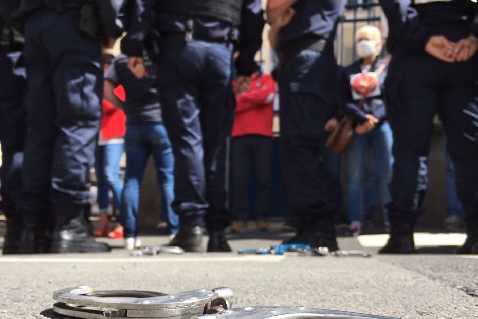 In Niort, La Rochelle or Rochefort, angry policemen throw handcuffs in front of the police station