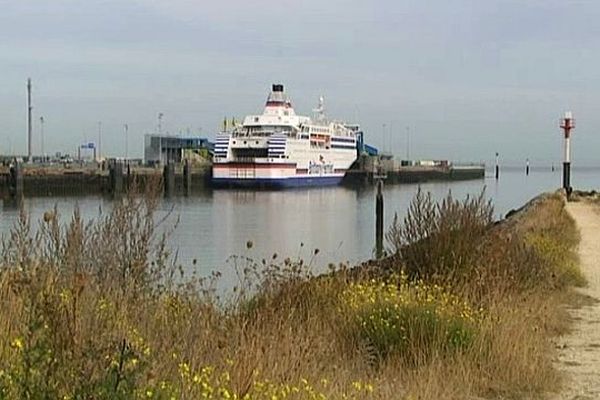 Le Normandie, bloqué à Ouistreham