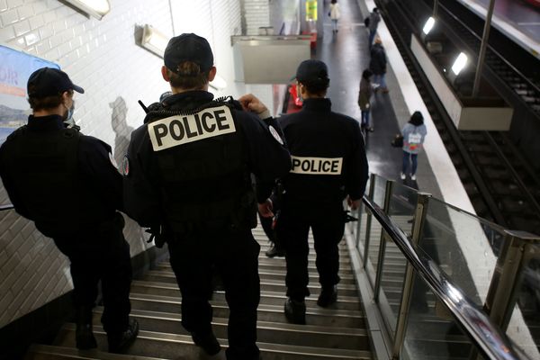 Des policiers dans le métro