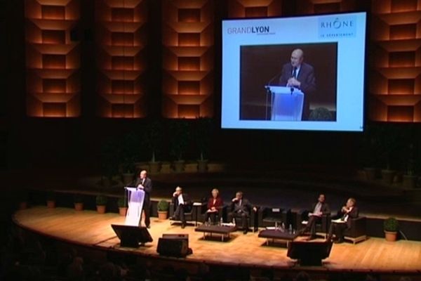 Gérard Collomb en ardent défenseur de l'Eurométropole devant les 800 élus locaux et régionaux présents à l'Auditorium de Lyon.